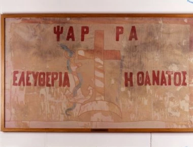 Οι γυναίκες που βανδάλιζαν εκθέματα μουσείων συνελήφθησαν λίγο πριν φτάσουν στην τεφροδόχο του Κανάρη (βίντεο)